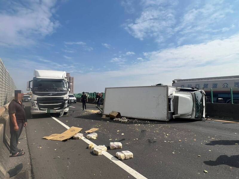 台88快速道路連環撞  小貨車翻覆原因曝
