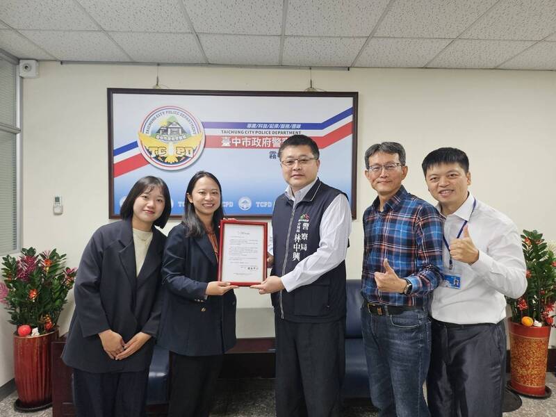 日人台中遇車禍霧峰警暖心救援 日台協會親頒感謝狀