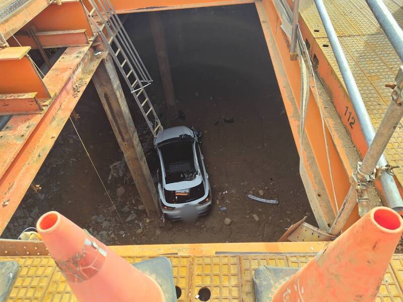 開車掉入捷運8米深工地 女子奇蹟式輕傷自行爬梯脫困