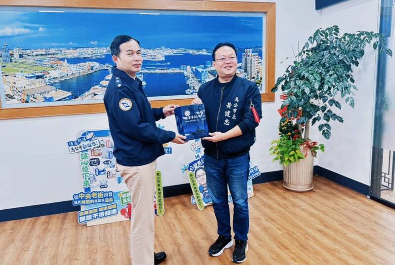 海軍專長訓練中心指揮官李順從 拜會馬公市長黃健忠
