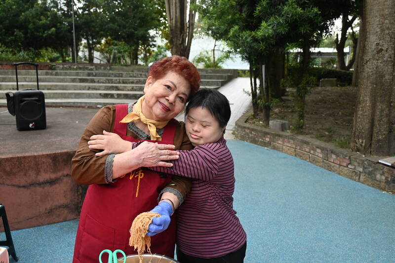 來一碗當歸鴨麵線 台南阿嬤連11年替身心障礙孩子補冬