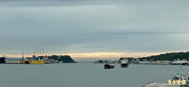 高雄港急撈落水男 無生命跡象送醫搶救