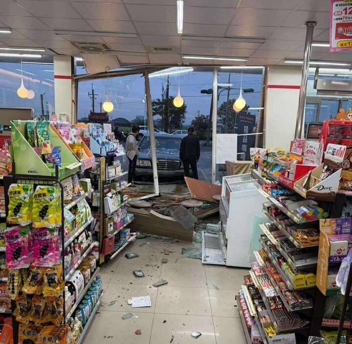 嘉義76歲賓士阿公撞進超商 停車變撞車畫面曝