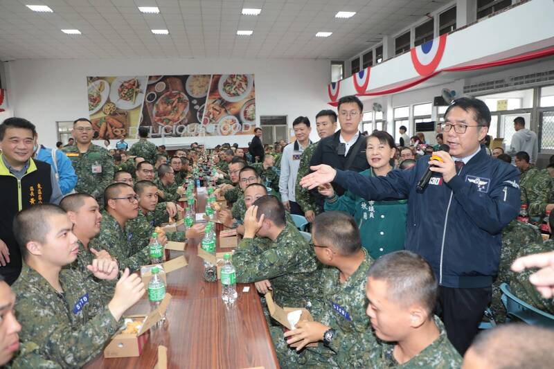 黃偉哲勞軍還加碼帶「這一味」 役男驚喜反應全被拍下