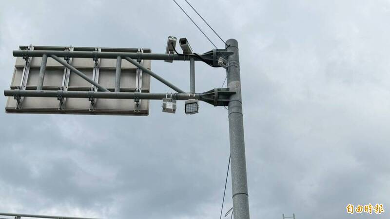 增設智慧圍籬，整合警政、交通數萬支監視品，布下天羅地網全面防堵不肖業者濫倒。（記者陳文嬋攝）