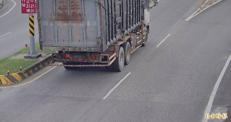 高雄擴大增設智慧圍籬明年達70處，防堵非法棄置廢棄物。（記者陳文嬋攝）