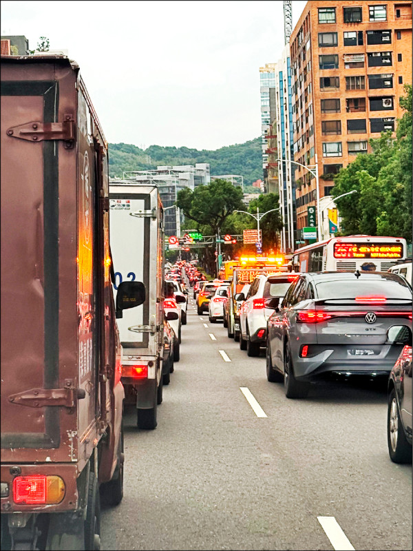 《10分鐘路程花20分鐘》中山北路往市區 離峰一路塞