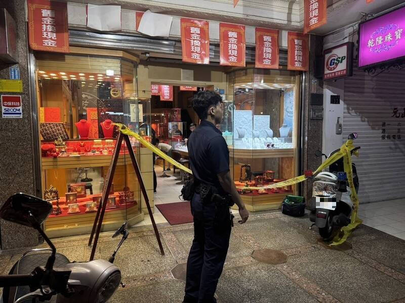 阿北持假手榴彈搶銀樓金項鍊 基檢火速偵結起訴