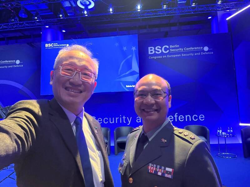 通信上校著軍服陪吳志中參加柏林安全會議 謝日升中將之後再一例