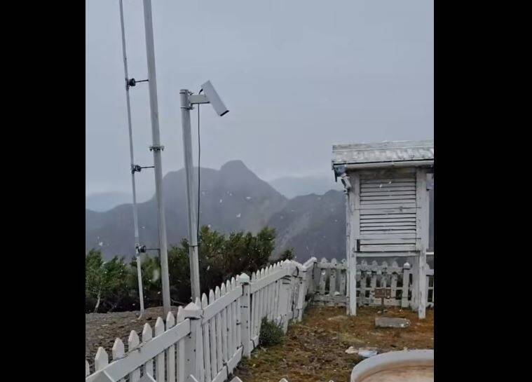 玉山降下初雪！ 氣象站雪花紛飛影片曝光