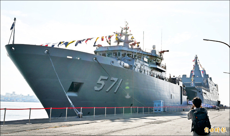 新濱營區明體驗國軍裝備 大武艦、玉山艦開放參觀