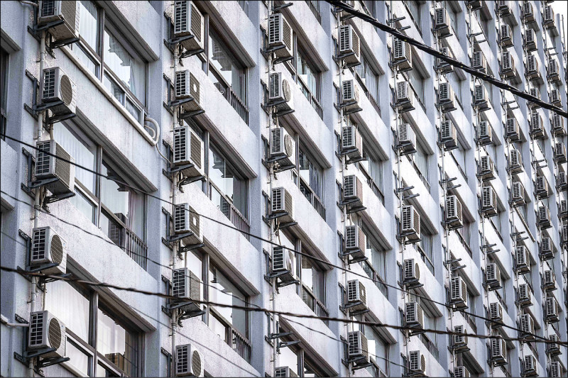 中英對照讀新聞》16% of existing condos in Tokyo wards cost over 100 million yen 16%的東京各區現有公寓要價逾1億日圓