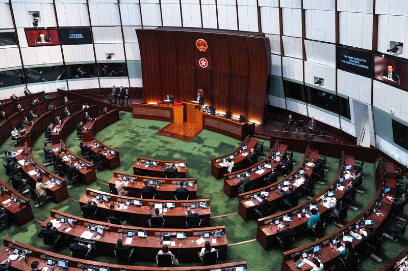 香港立法會選舉風聲鶴唳！3人轉貼民運人士臉書貼文 被控煽動不投票