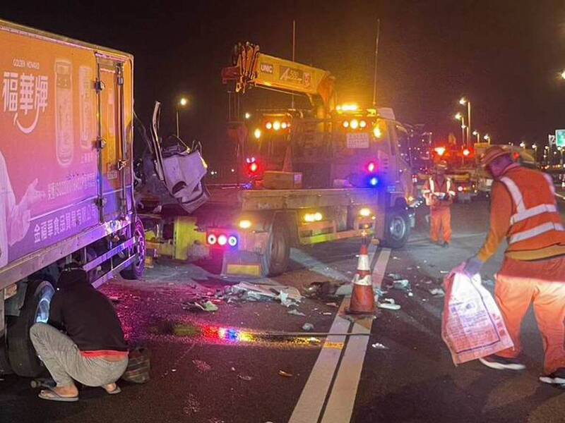 國3彰化深夜2車追撞 小貨車車頭全毀、駕駛夾傷