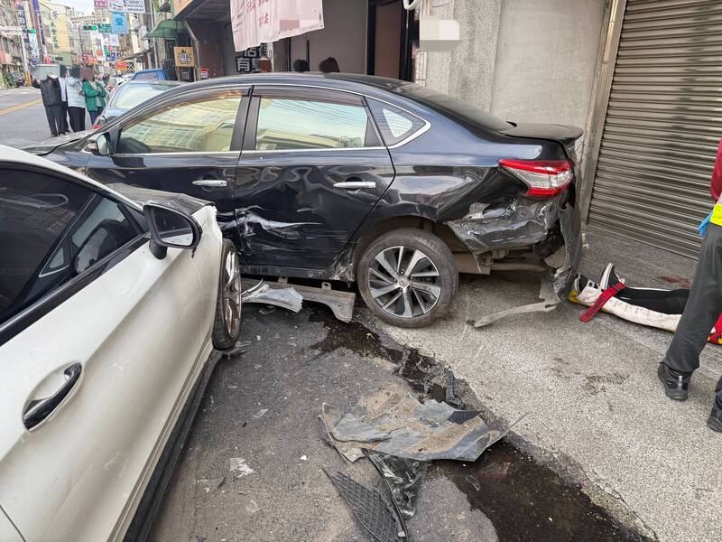 轎車偏移撞9車 還害路旁打開車門取物老婦摔傷