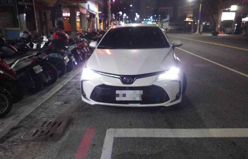 撞倒行人肇事的白色轎車。（民眾提供）