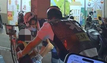 救護人員警急將行人送醫救治。（民眾提供）