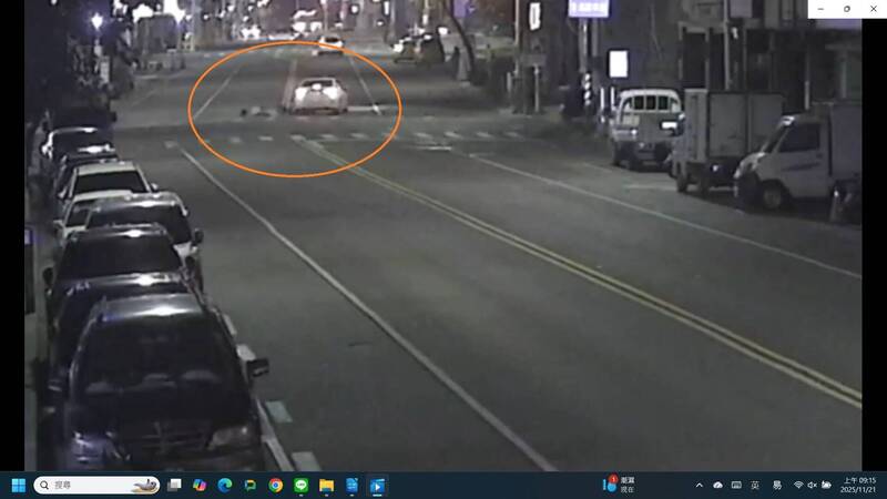 行人遭左轉的白色轎車撞擊倒地。（民眾提供）