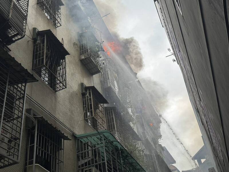 新莊公寓頂樓突冒大火   2男4女倉皇逃生