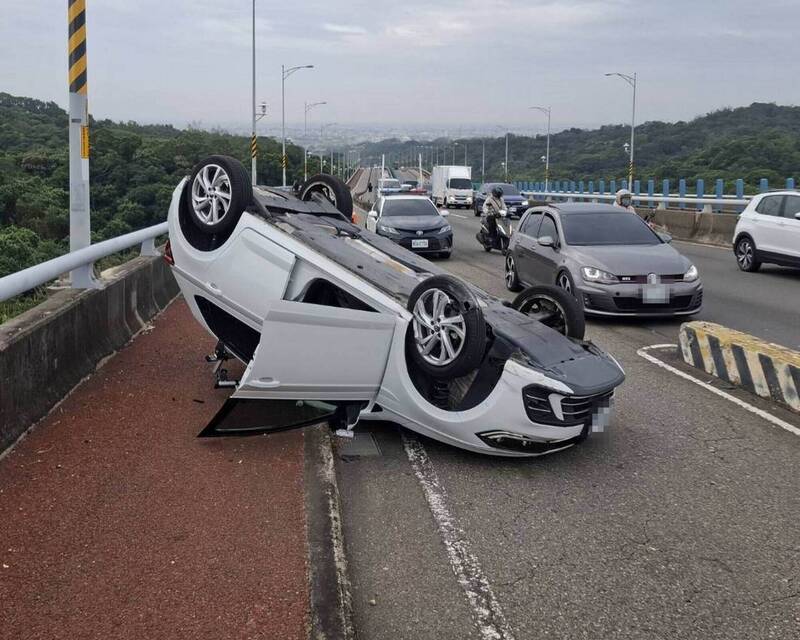 趕上班？彰化女清晨開車撞護欄翻覆 險噴飛橋下