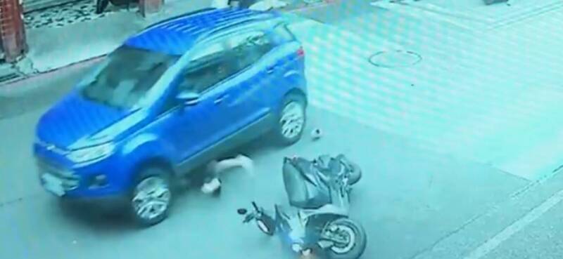 機車與轎車碰撞卡車底  路人見義勇為救她一命