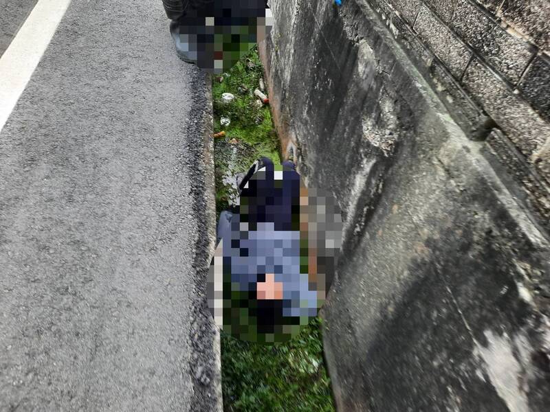 苗栗16歲學生無照騎車撞另輛機車 掉落水溝昏迷