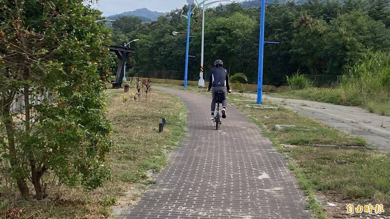 到底誰管？台中旱溪自行車道斜張橋下無照明  管理混亂惹民怨