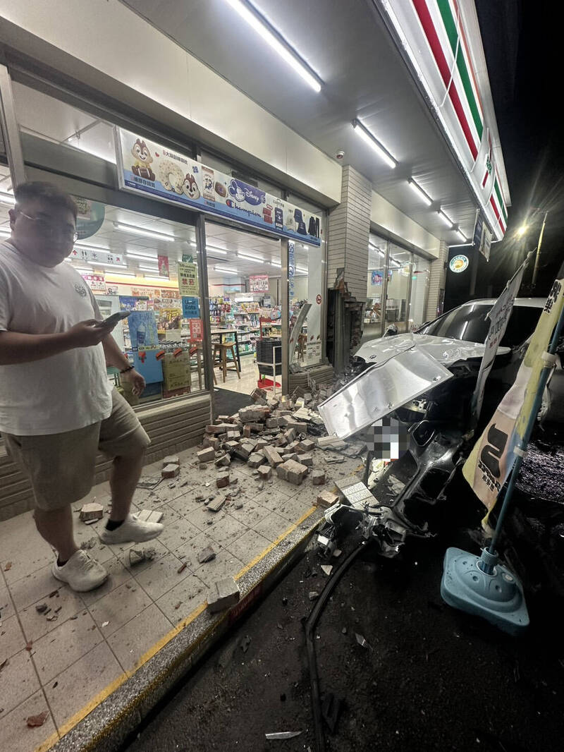 大逆轉！彰化雙B撞進超商  警方認定雙黃線超車釀禍