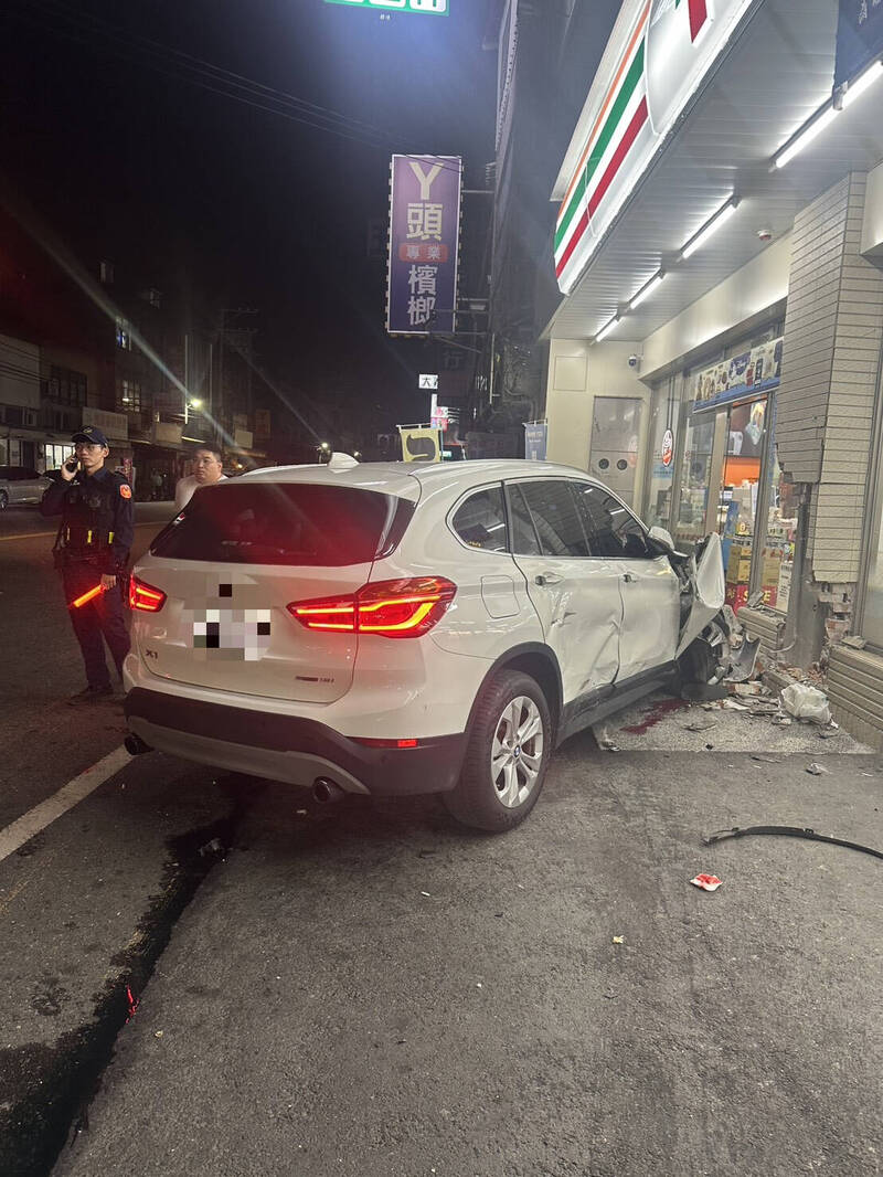 超商外停多部双B轿车，民众误以为竞飇酿祸（民众提供）