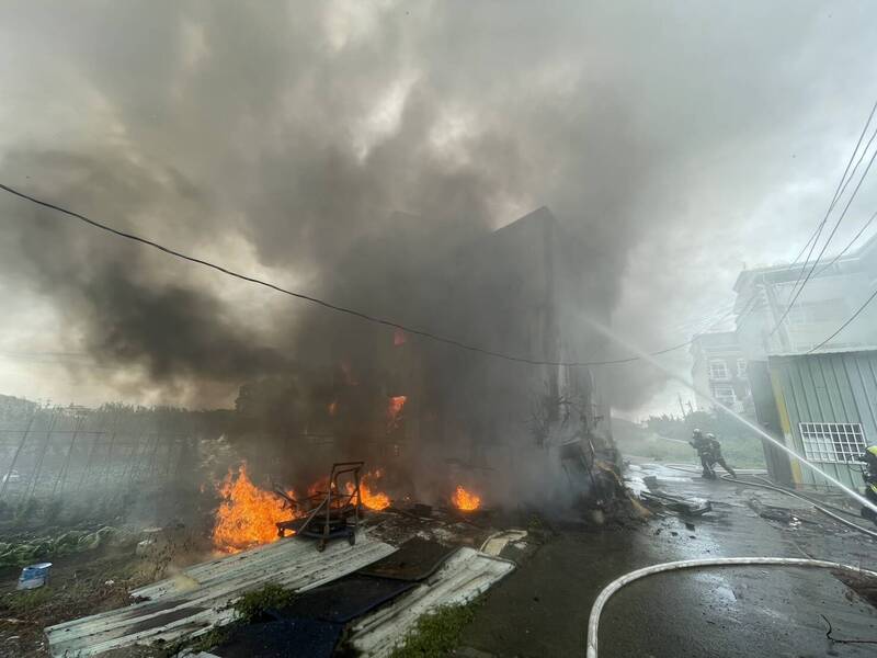 台中潭子鐵皮屋大火 烈焰沖天