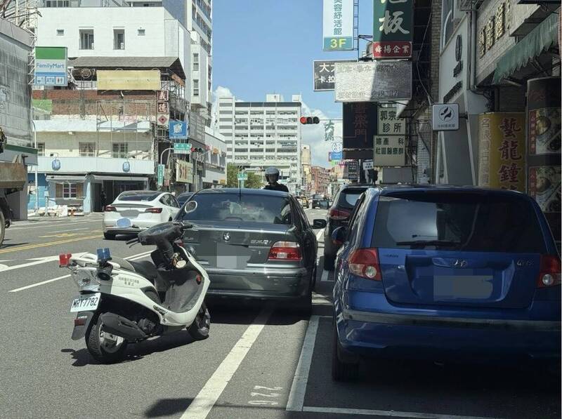 交通助理員開單惹議 南市議員舉社區「自取店」違停案例力挺