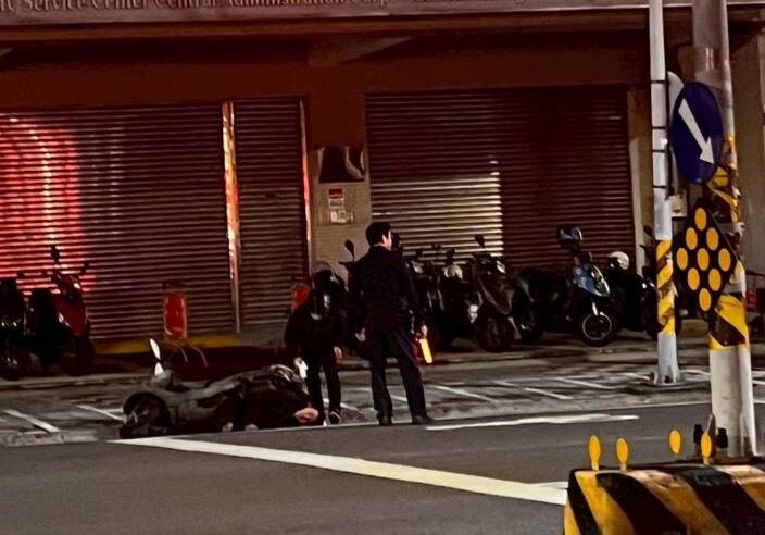 林员见机车路倒冲到现场查看。（警方提供）