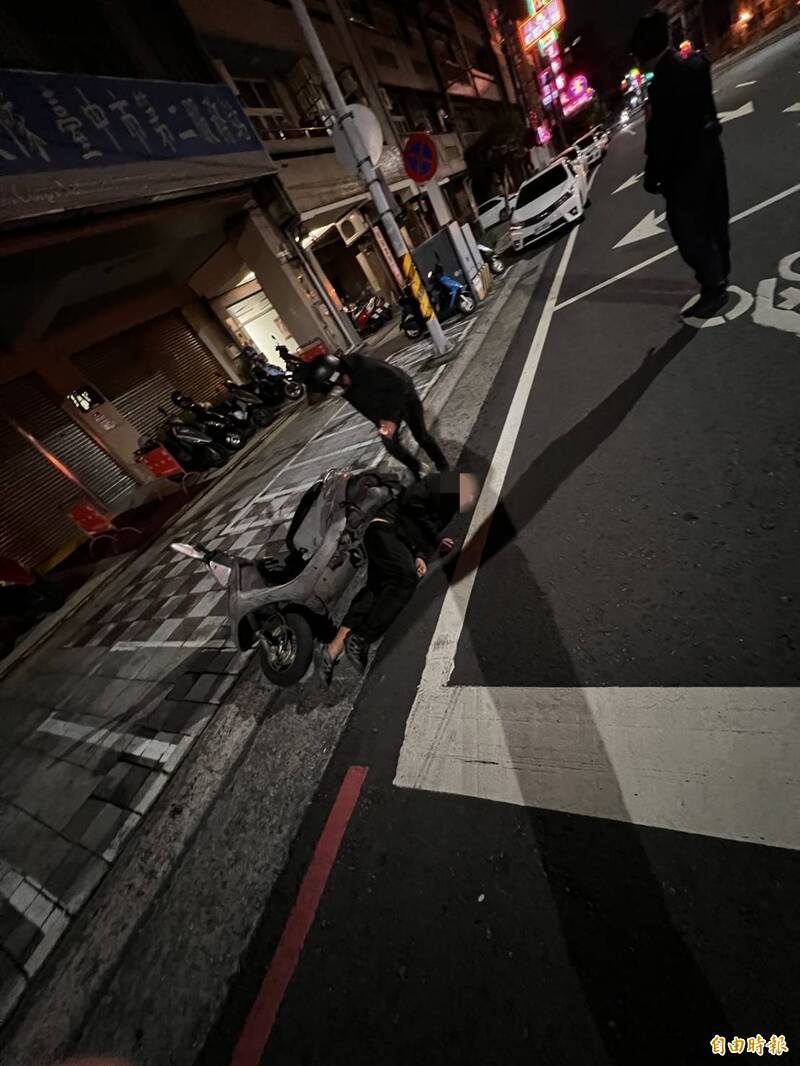 后座青年突然癫痫发作摔落，林员（图右）协助送医。（警方提供）