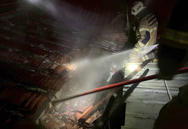 台南后壁三合院今天凌晨火警在帮浦消防车支援下很快扑灭火势。（消防局第一大队提供）