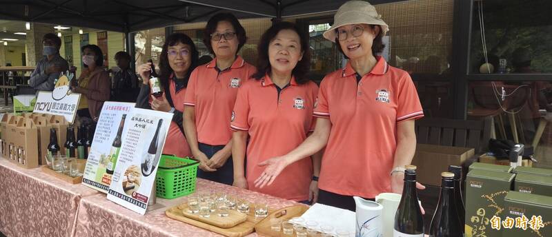 「嘉大銀禧精釀啤酒」由嘉大與台酒公司合作,在現場展示。(記者丁偉杰攝) 「嘉大銀禧精釀啤酒」由嘉大與台酒公司合作,在現場展示。(記者丁偉杰攝)