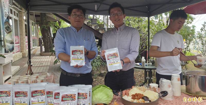 嘉大食品科學系副教授張文昌(中)推出「國產韓式高麗菜泡菜」,解決高麗菜產量過剩問題。(記者丁偉杰攝) 嘉大食品科學系副教授張文昌(中)推出「國產韓式高麗菜泡菜」,解決高麗菜產量過剩問題。(記者丁偉杰攝)
