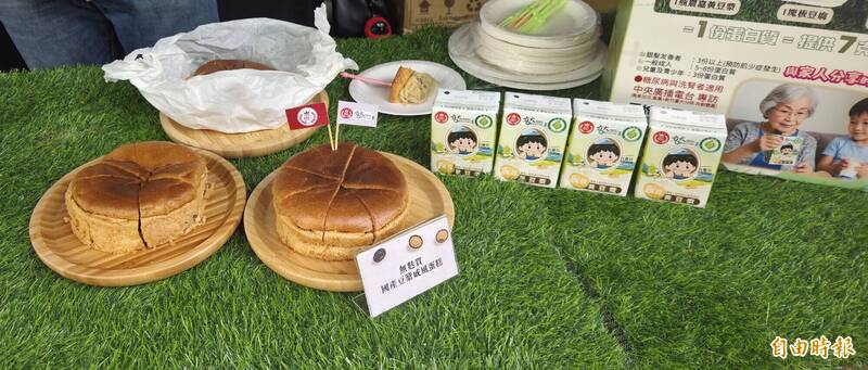 以嘉大台南1號米穀粉搭配嘉農農產加工生產合作社國產產銷履歷黃豆漿共同開發的無麩質戚風蛋糕。(記者丁偉杰攝) 以嘉大台南1號米穀粉搭配嘉農農產加工生產合作社國產產銷履歷黃豆漿共同開發的無麩質戚風蛋糕。(記者丁偉杰攝)