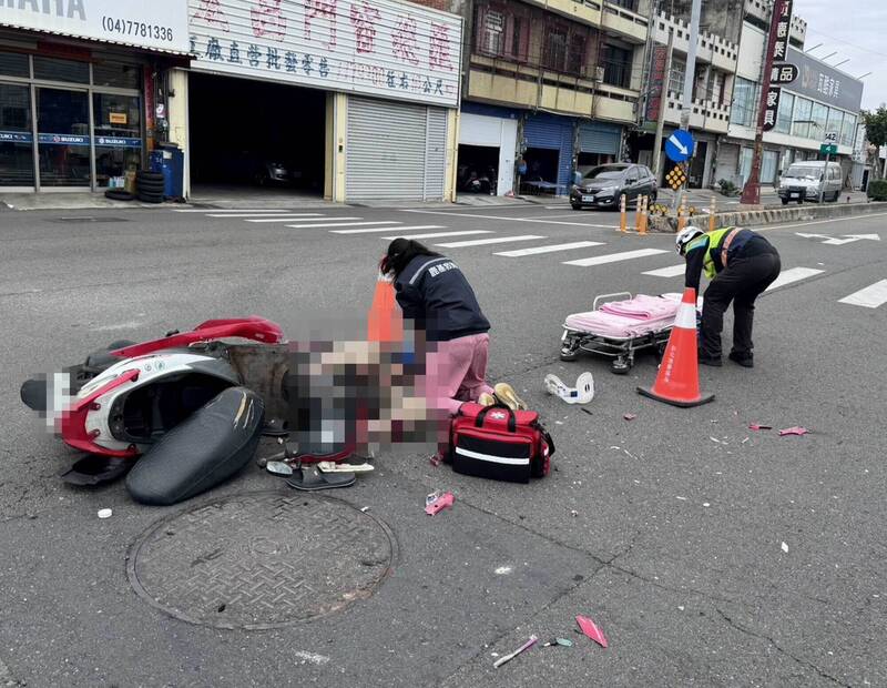 離奇！彰化福興79歲翁騎機車撞轉彎大貨車 送醫搶救不治