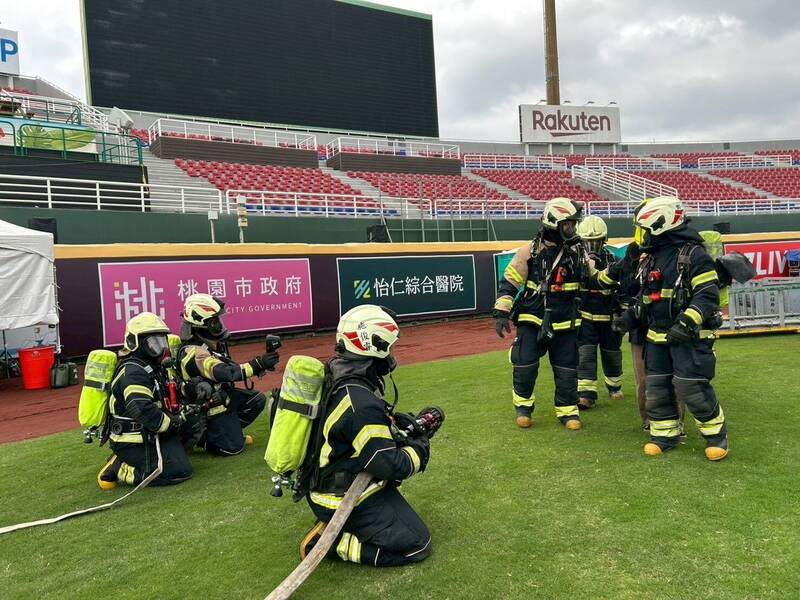 桃园市政府消防局青埔消防分队在乐天桃园棒球场办理火灾抢救演练。（桃园市政府提供）