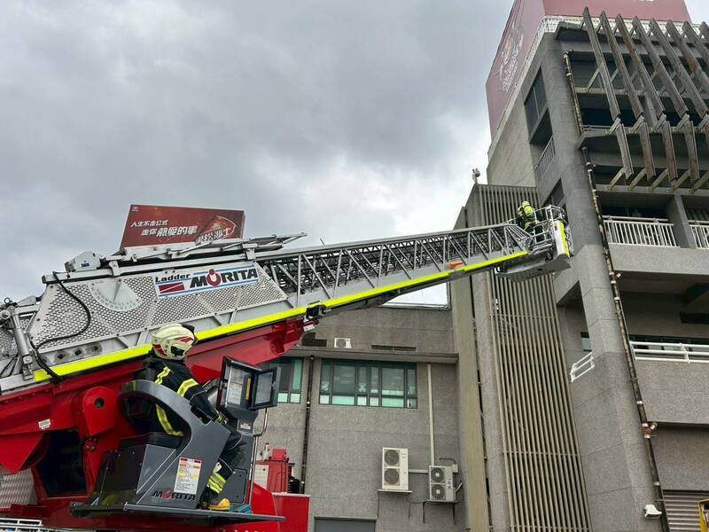 桃园市政府消防局青埔消防分队在乐天桃园棒球场办理火灾抢救演练。（桃园市政府提供）