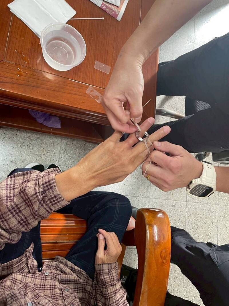 屏东崁顶消防神速剪断银戒救指。（崁顶消防提供）