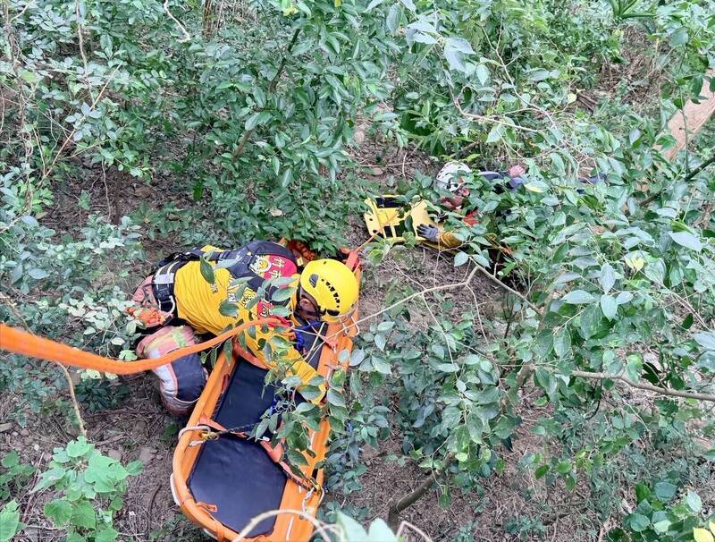 55歲男滑落新竹香山邊坡10米深 消防人員吊掛救援