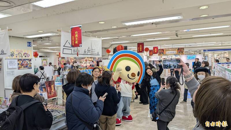 「OPEN小将」在京王台湾夜市吸引民众排队合影。（驻日特派员林翠仪摄）