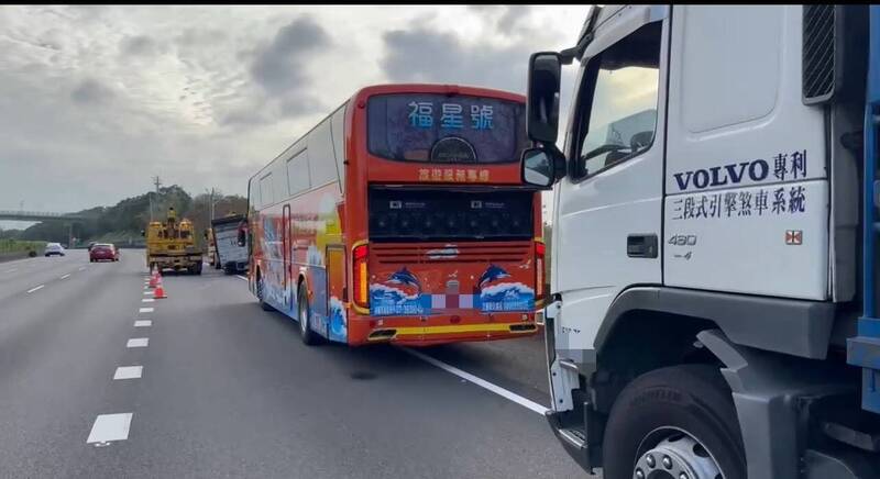 国道1号新竹南下107公里处，今天下午发生4台车追撞车祸，货车驾驶受困车内且OHCA意识不清，经救护人员脱困后送医。（新竹市消防局提供）