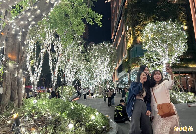 台中勤美草悟聖誕村啟動 浪漫雪景吸引民眾