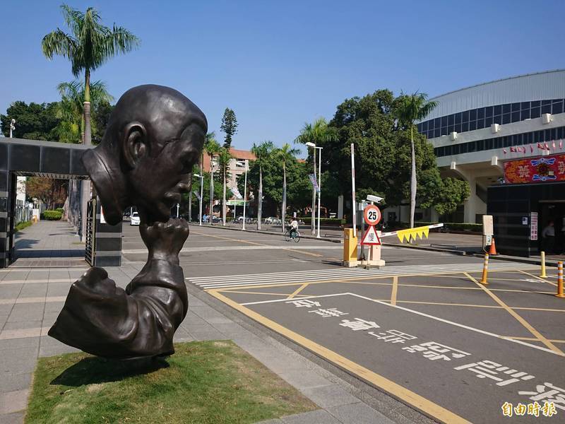 為讓外國教授指導 成大女研究生「不健康接近」判刑