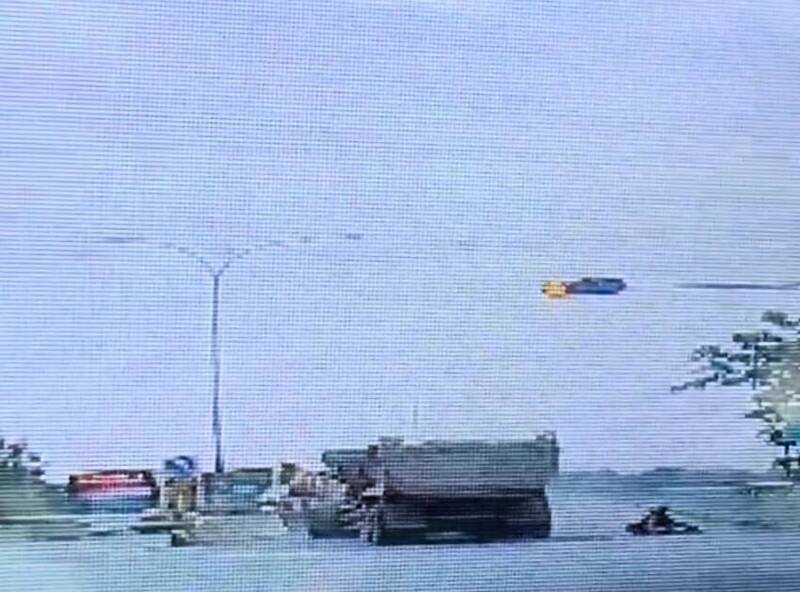 絕命內輪差!砂石車轉彎吞機車 女騎士棄車逃過死劫