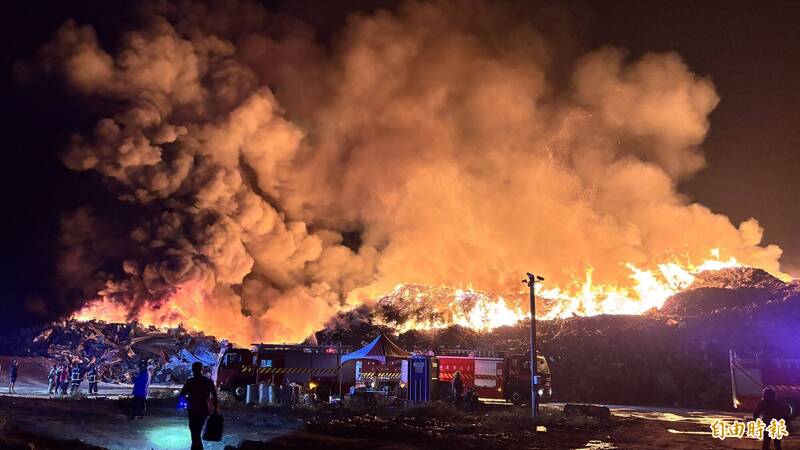 台南後壁烏樹林廢棄物暫置場大火 火光衝天畫面曝