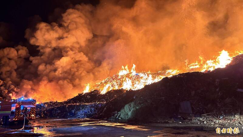 台南烏樹林災後廢棄物暫置場全面燃燒 恐要1週才能撲滅