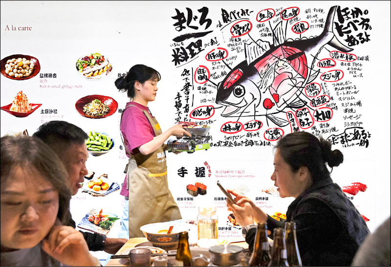 針對中國停止進口日本水產品，內閣官房長官木原稔說，將加強支援業者，推動出口目的地轉換與多元化，開拓新的銷售通路。圖為北京的日本料理餐廳。（歐新社）